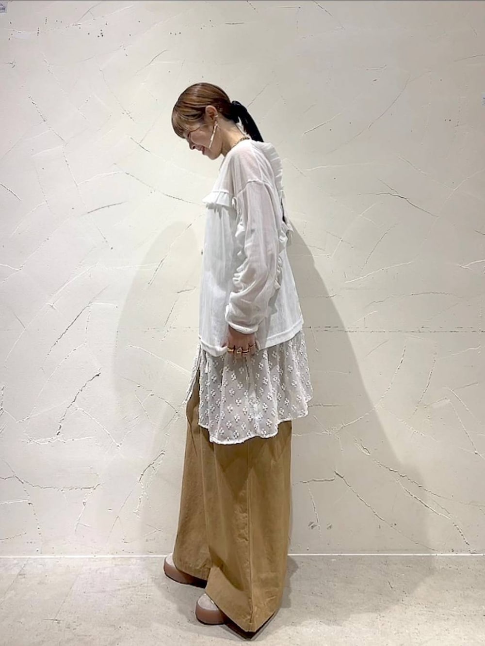 「着痩せ・細見え、体型カバー、ナチュラル、ママコーデ、春コーデ、夏コーデ、カジュアル、niko and ...、淡色コーデ、Over40スタッフ、大人カジュアル、シアートップス、ワンピース、パンツ、ワイドパンツ」｜「niko and...の【MODE NORM CORE】ムラ染めポケタックパンツ（チノパンツ、イエロー系）」を使った、みきてぃ24さん（レディース・158cm）の春コーディネートの5枚目の写真