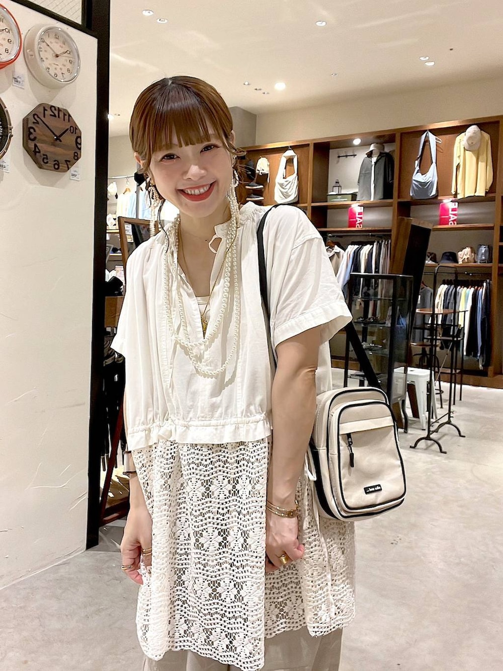 「着痩せ・細見え、体型カバー、ナチュラル、ママコーデ、春コーデ、夏コーデ、カジュアル、niko and ...、淡色コーデ、Over40スタッフ、大人カジュアル、ブラウス、パンツ、ワイドパンツ、ショルダーバッグ」｜「niko and...のDRYイージーワイドパンツ（その他パンツ、グレー系）」を使った、みきてぃ24さん（レディース・158cm）の夏コーディネートの8枚目の写真