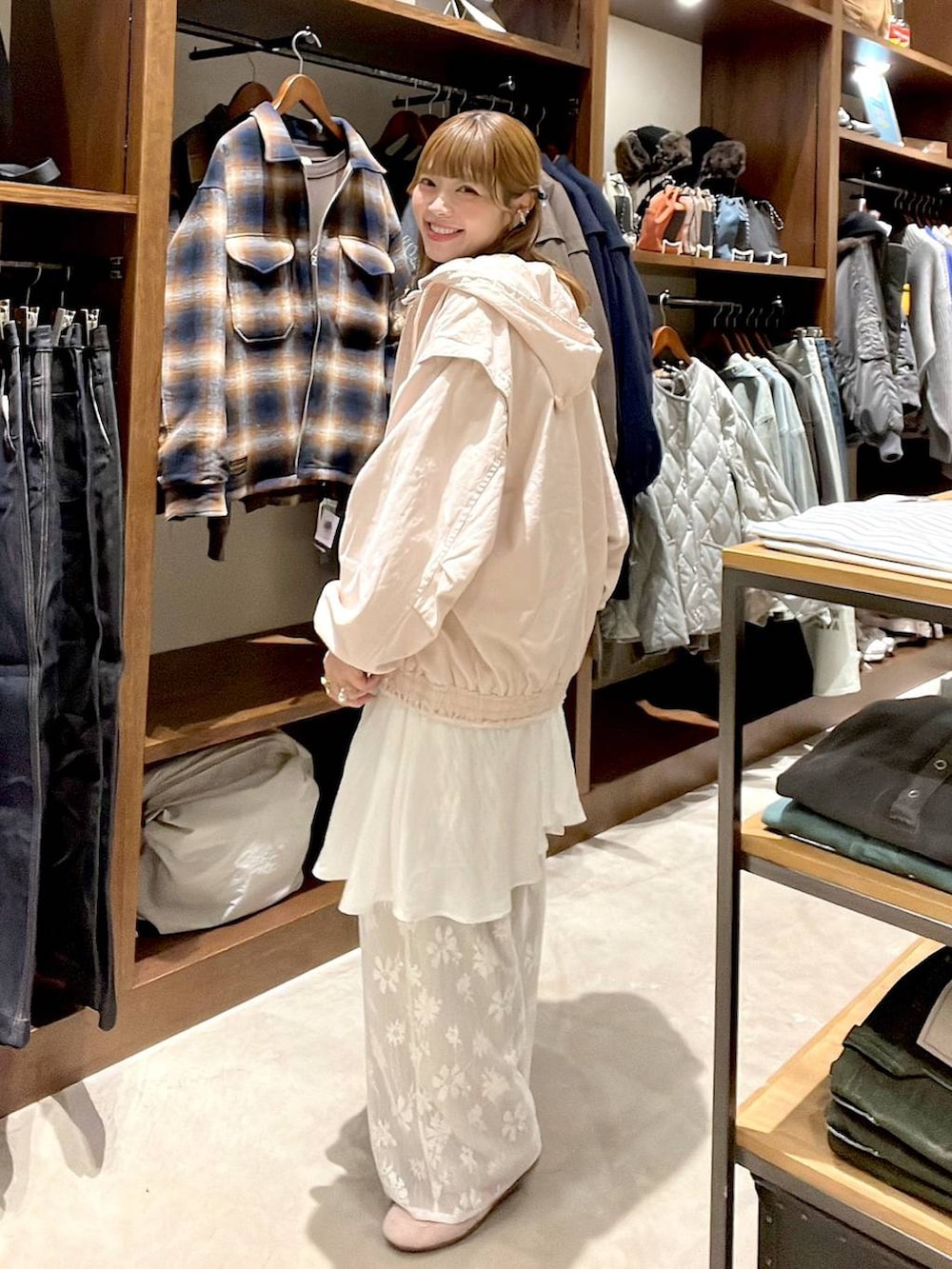 ピンク系のブルゾン、ベージュ系のその他パンツ、ベージュ系のワンピースを着用したレディースの冬コーディネートの4枚目の写真