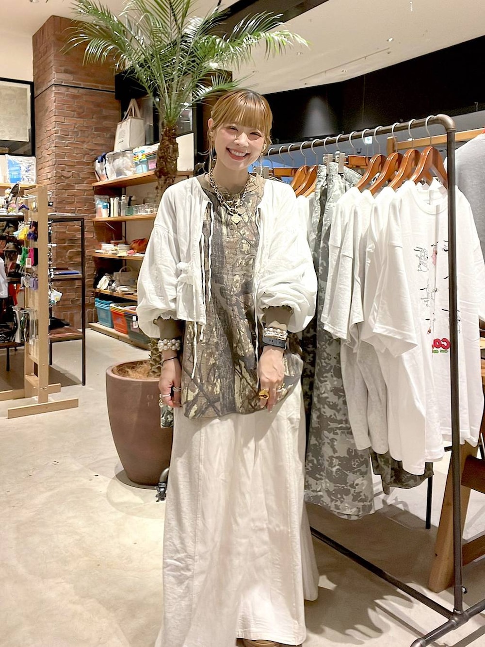 ホワイト系のシャツ/ブラウス、ベージュ系のTシャツ/カットソー、ベージュ系のデニムスカートを着用したレディースの夏コーディネートの3枚目の写真