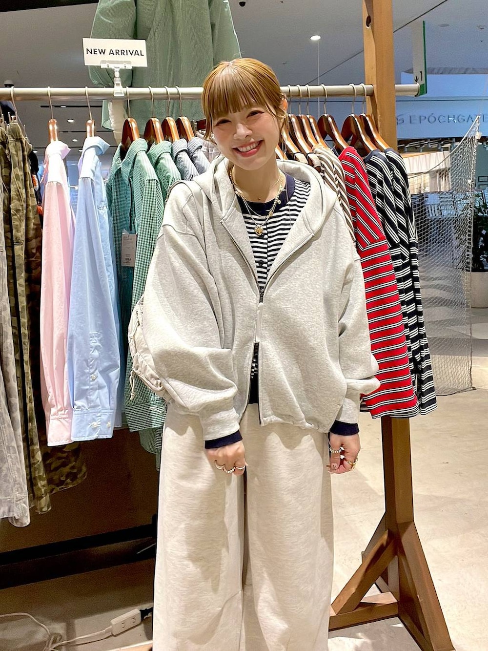 グレー系のスウェットパンツ、グレー系のパーカー、ブルー系のカーディガン/ボレロを着用したレディースの冬コーディネートの5枚目の写真