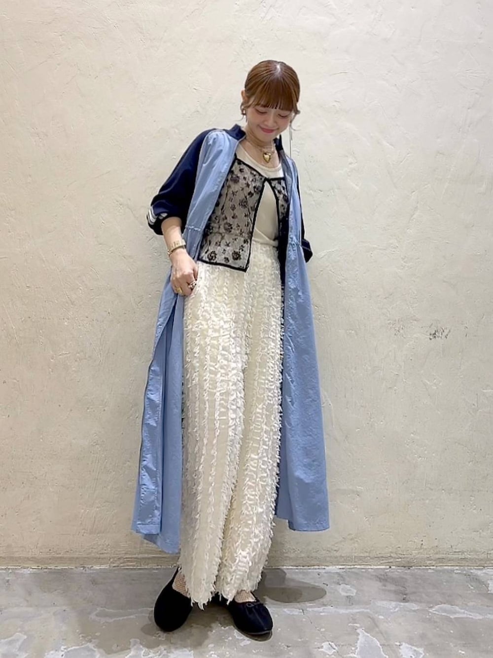 ブルー系のワンピース、ブラック系のパンプス、ブラック系のキャミソールを着用したレディースの冬コーディネートの7枚目の写真