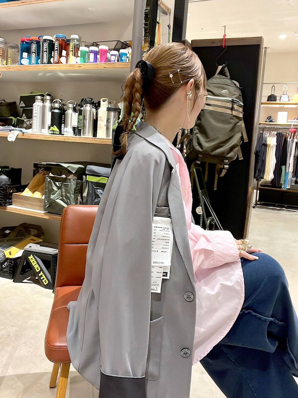 ベージュ系のスニーカー、ピンク系のシャツ/ブラウスを着用したレディースの冬コーディネートの5枚目の写真