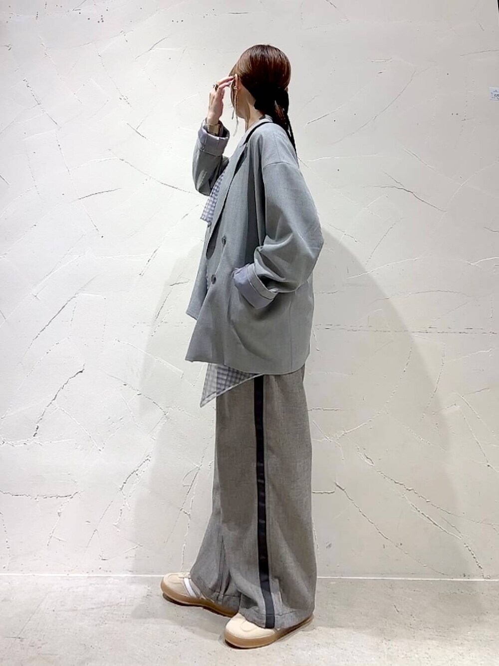 「着痩せ・細見え、体型カバー、ナチュラル、ママコーデ、春コーデ、カジュアル、niko and ...、淡色コーデ、Over40スタッフ、大人カジュアル、ジャケット、ジャケットスタイル、キャミソール、パンツ、スニーカー」｜「niko and...のホヅホヅBIGダブルジャケット（テーラードジャケット、グレー系）」を使った、みきてぃ24さん（レディース・158cm）の春コーディネートの6枚目の写真