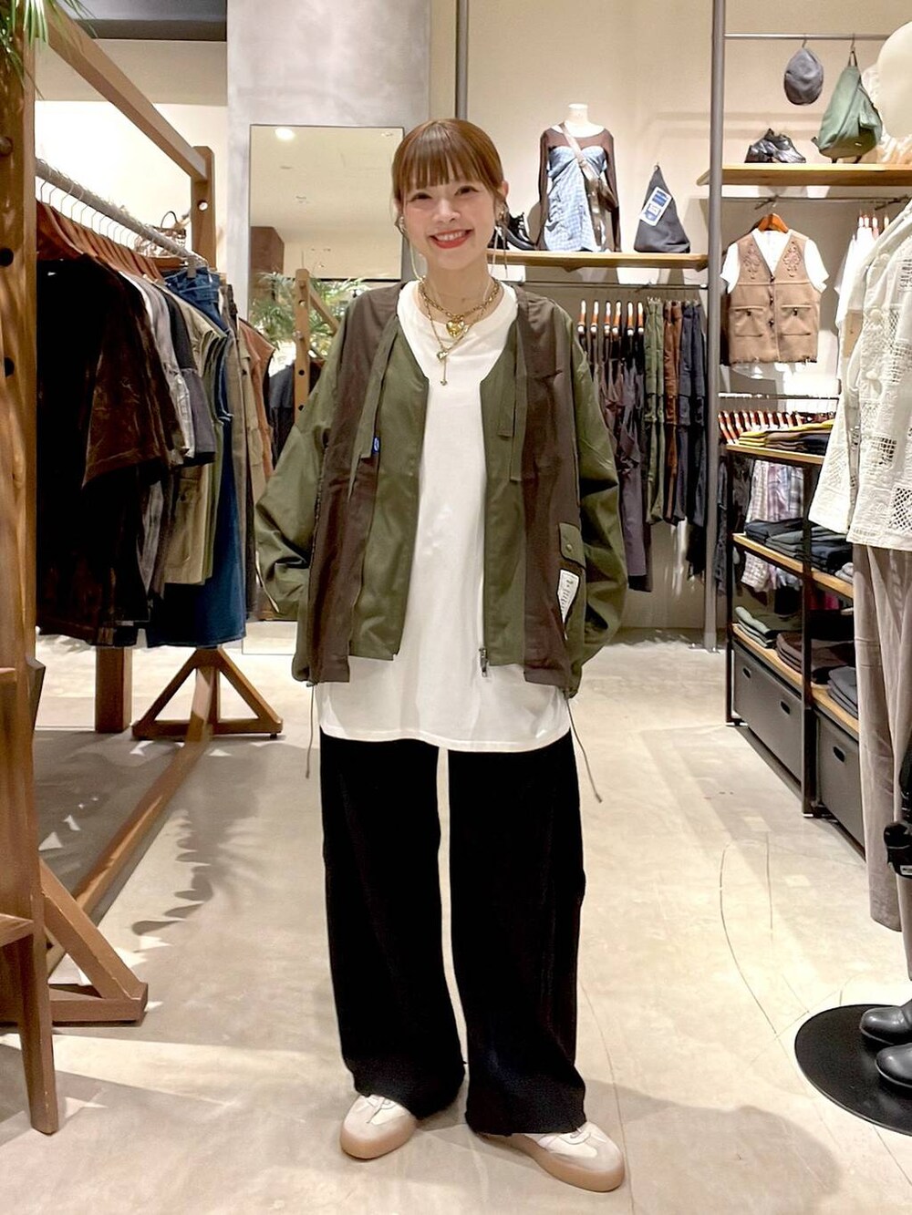 ホワイト系のTシャツ/カットソーを着用したレディースの秋コーディネートの8枚目の写真