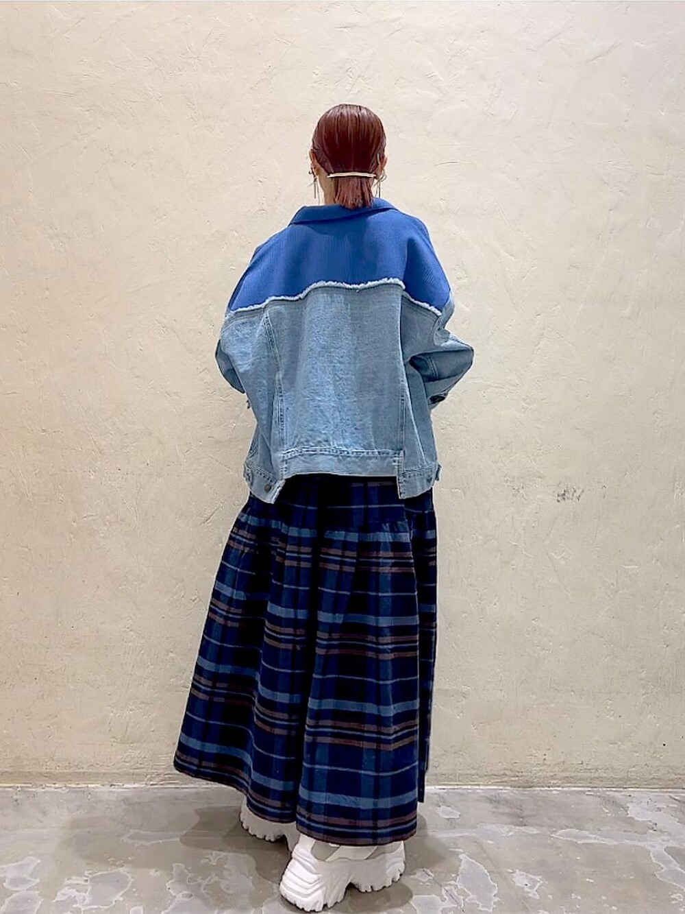 ブルー系のその他パンツ、ベージュ系のその他トップス、ブルー系のデニムジャケットを着用したレディースの秋コーディネートの4枚目の写真