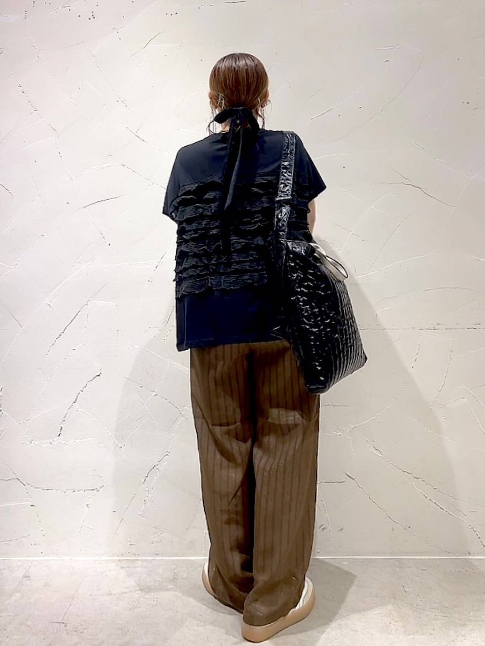 ブラック系のTシャツ/カットソー、ブラウン系のその他パンツ、ブラック系のトートバッグを着用したレディースの夏コーディネートの5枚目の写真