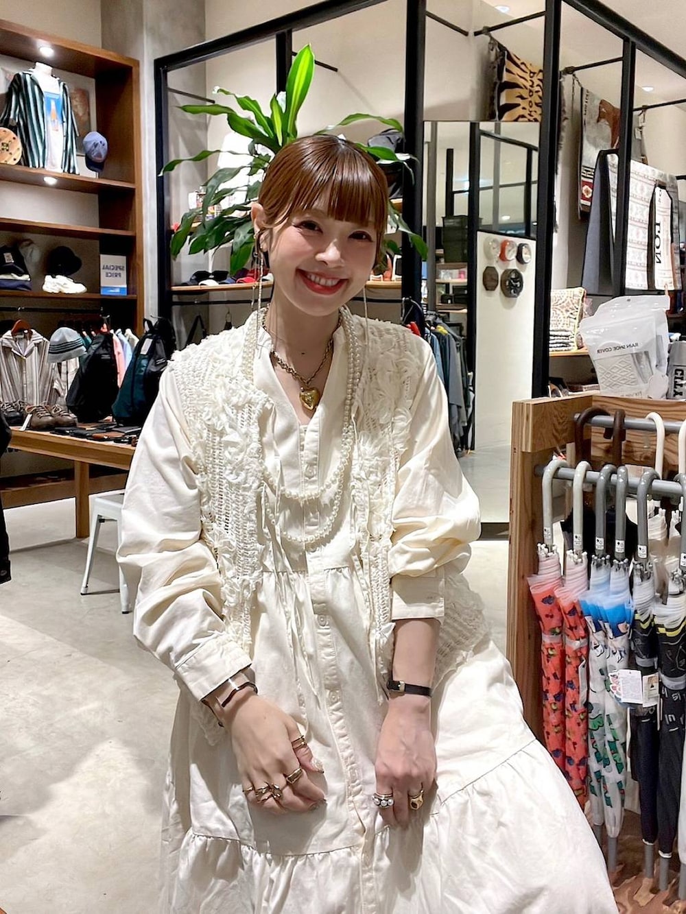 「大人カジュアル、秋服準備はじめました、ワンピース、ワントーン、ベスト、着痩せ・細見え、体型カバー、ナチュラル、ママコーデ、秋コーデ、きれいめ、カジュアル、niko and ...、淡色コーデ、Over40スタッフ」｜「niko and...のモチーフレーシーベスト（ベスト、ベージュ系）」を使った、みきてぃ24さん（レディース・158cm）の夏コーディネートの3枚目の写真