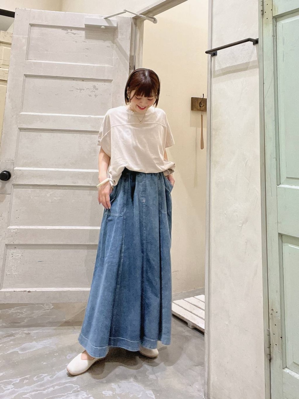 「Tシャツ、着痩せ・細見え、体型カバー、ナチュラル、ママコーデ、夏コーデ、カジュアル、niko and ...、淡色コーデ、Over40スタッフ、大人カジュアル、スカート、ロングスカート、パンプス、リラックス」｜「niko and...のステンレストップハートネックレス（ネックレス、イエロー系）」を使った、みきてぃ24さん（骨格ウェーブ・レディース・158cm）の夏コーディネートの2枚目の写真