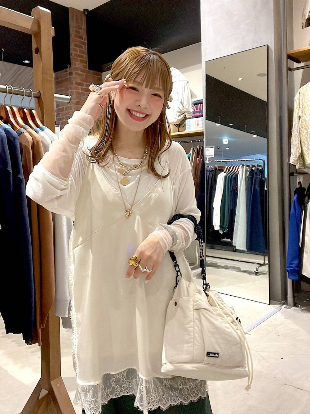ホワイト系のTシャツ/カットソー、ベージュ系のスニーカー、グリーン系のその他パンツを着用したレディースの春コーディネートの9枚目の写真