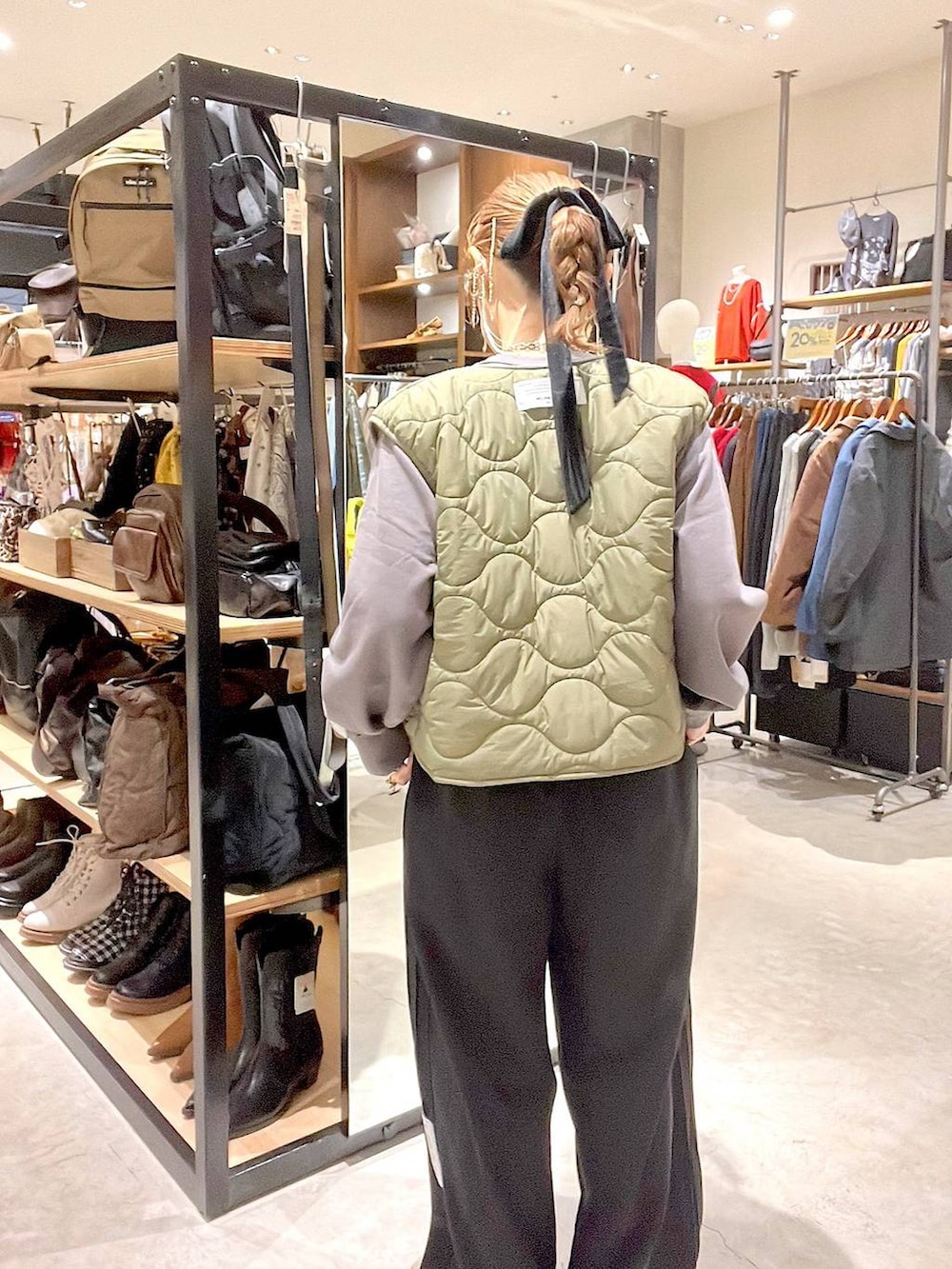 グリーン系のベスト、グレー系のTシャツ/カットソーを着用したレディースの秋コーディネートの5枚目の写真