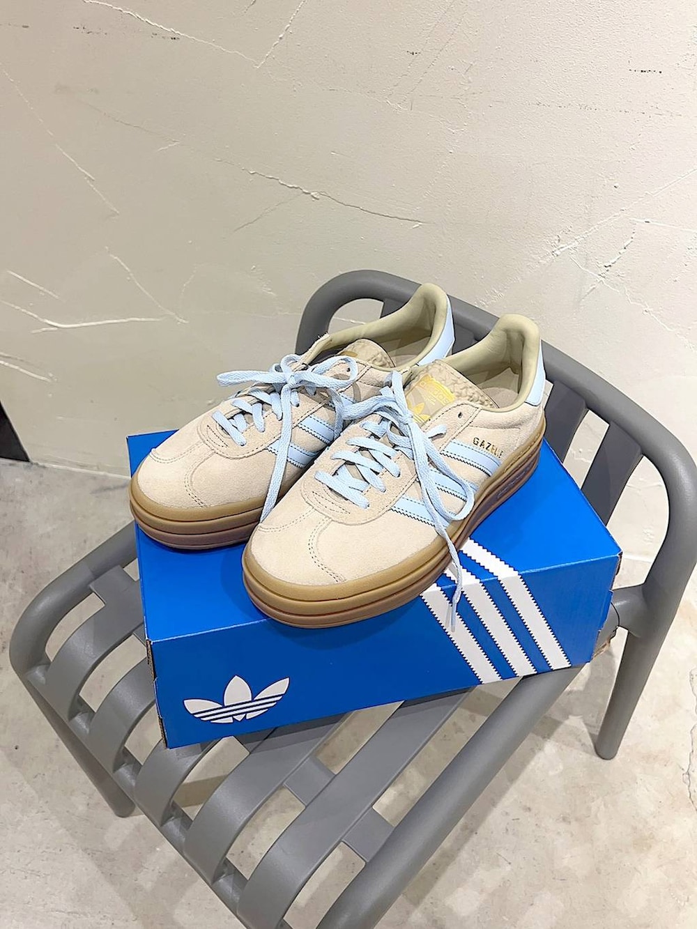 ベージュ系のスニーカー、ホワイト系のシャツ/ブラウス、ブルー系のTシャツ/カットソーを着用したレディースの春コーディネートの4枚目の写真