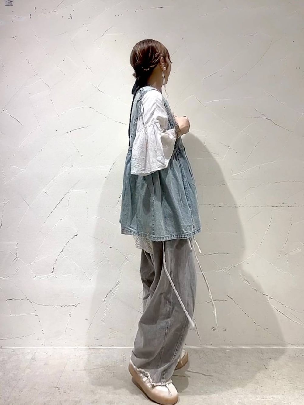 グレー系のその他パンツ、ブルー系のベスト、ホワイト系のシャツ/ブラウスを着用したレディースの夏コーディネートの4枚目の写真