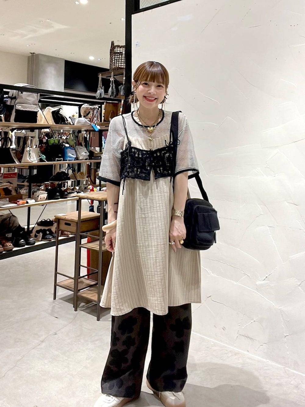 「着痩せ・細見え、体型カバー、ナチュラル、ママコーデ、春コーデ、夏コーデ、カジュアル、niko and ...、淡色コーデ、Over40スタッフ、大人カジュアル、キャミワンピース、パンツ、キャミソール、ショルダーバッグ」｜「niko and...のオリジナルマルチポケットショルダーバッグ（ショルダーバッグ、ブラック系）」を使った、みきてぃ24さん（レディース・158cm）の夏コーディネートの3枚目の写真