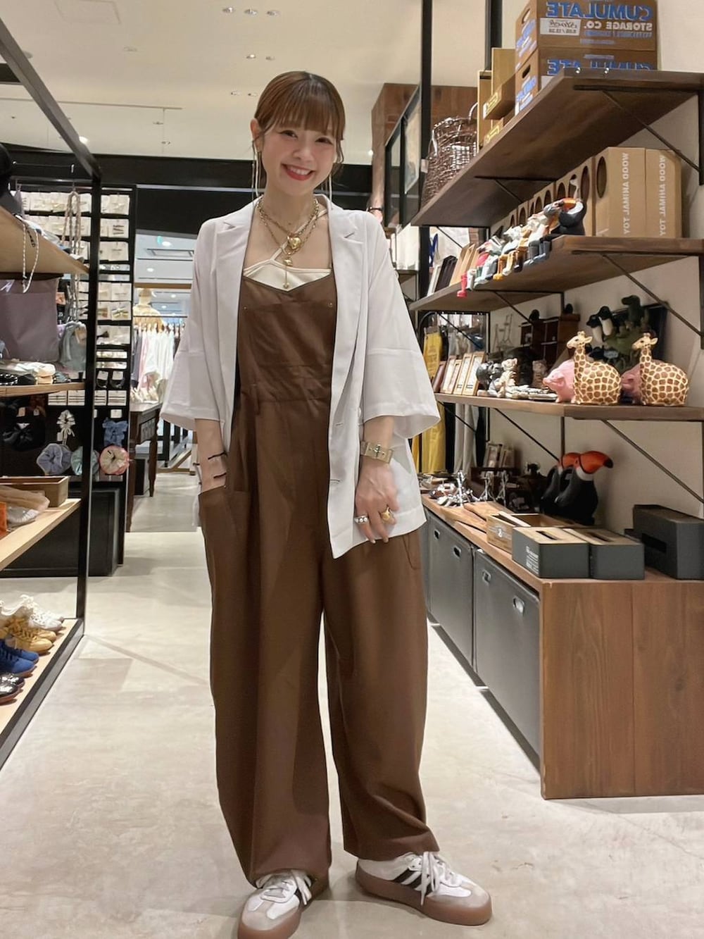 ベージュ系のテーラードジャケット、イエロー系のアナログ腕時計、ベージュ系のネックレスを着用したレディースの春コーディネートの2枚目の写真