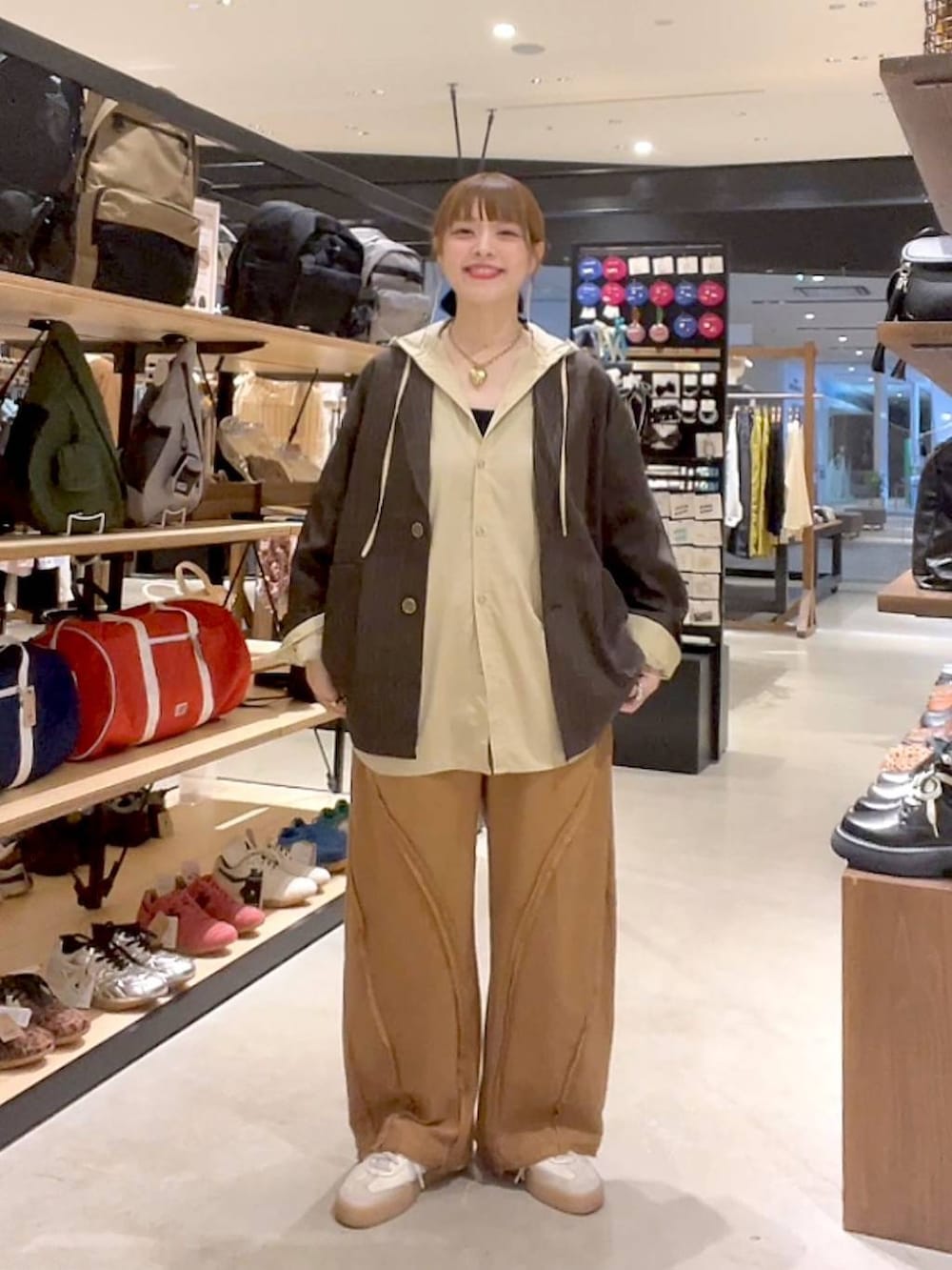 ブラウン系のテーラードジャケットを着用したレディースの秋コーディネートの9枚目の写真