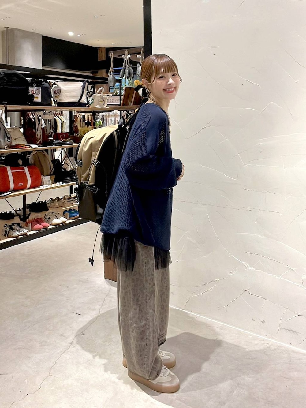 「着痩せ・細見え、体型カバー、ナチュラル、ママコーデ、秋コーデ、きれいめ、カジュアル、niko and ...、淡色コーデ、Over40スタッフ、大人カジュアル、秋服準備はじめました、スカート、パンツ、デニムパンツ」｜「niko and...の【NKJ 2025AW】REMAKE BARREL DENIM（デニムパンツ、ブラウン系）」を使った、みきてぃ24さん（レディース・158cm）の夏コーディネートの2枚目の写真