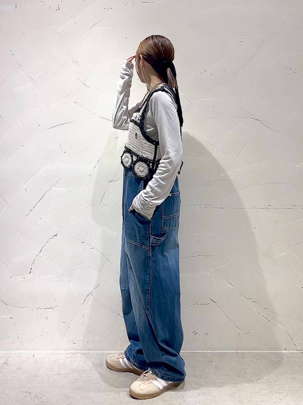 「ロンT、ネックレス、レイヤードスタイル、着痩せ・細見え、体型カバー、ナチュラル、ママコーデ、春コーデ、夏コーデ、カジュアル、niko and ...、淡色コーデ、Over40スタッフ、大人カジュアル、サロペット」｜「niko and...の【NKJ 2025SS】PAINTER OVERALLS（サロペット/オーバーオール、ブルー系）」を使った、みきてぃ24さん（レディース・158cm）の春コーディネートの7枚目の写真