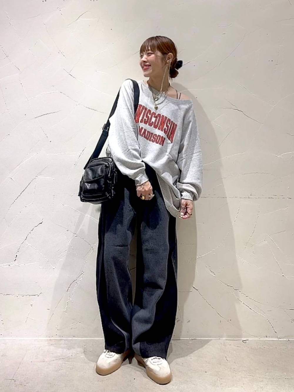 ベージュ系のスウェット、ブラック系のショルダーバッグ、イエロー系のネックレスを着用したレディースの秋コーディネートの9枚目の写真