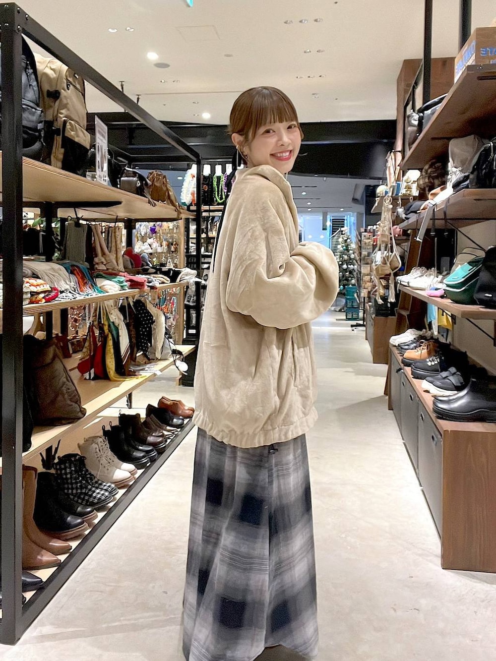 ゴールド系のスニーカー、ベージュ系のブルゾン、イエロー系のネックレスを着用したレディースの秋コーディネートの3枚目の写真