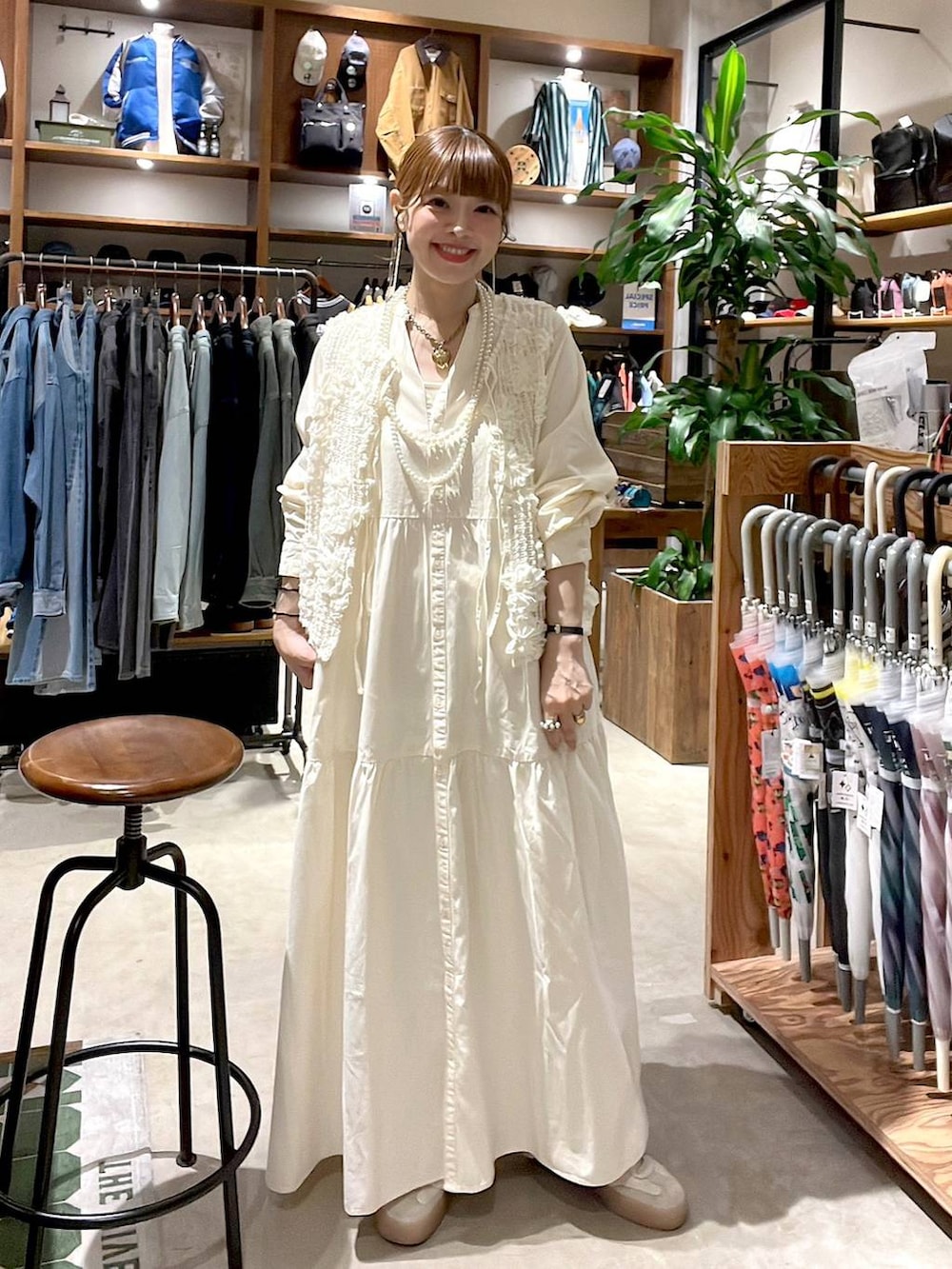 「大人カジュアル、秋服準備はじめました、ワンピース、ワントーン、ベスト、着痩せ・細見え、体型カバー、ナチュラル、ママコーデ、秋コーデ、きれいめ、カジュアル、niko and ...、淡色コーデ、Over40スタッフ」｜「niko and...のモチーフレーシーベスト（ベスト、ベージュ系）」を使った、みきてぃ24さん（レディース・158cm）の夏コーディネートの2枚目の写真