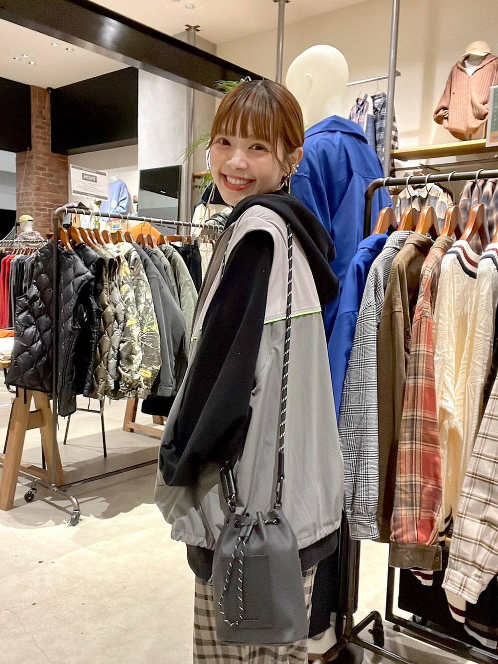 ブラック系のショルダーバッグ、ブラウン系のその他パンツ、イエロー系のネックレスを着用したレディースの秋コーディネートの3枚目の写真