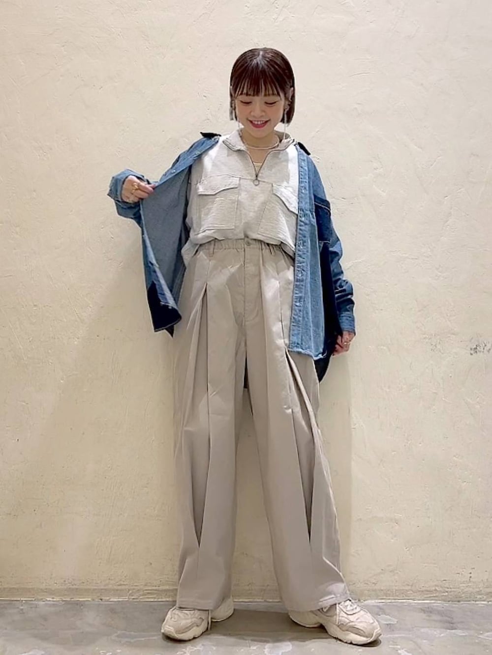 ベージュ系のスウェット、グレー系のチノパンツ、ブルー系のシャツ/ブラウスを着用したレディースの冬コーディネートの7枚目の写真