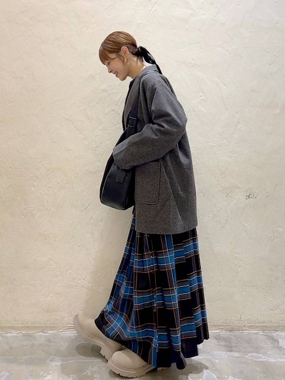 ホワイト系のTシャツ/カットソー、グレー系のテーラードジャケット、ブラック系のショルダーバッグを着用したレディースの冬コーディネートの6枚目の写真