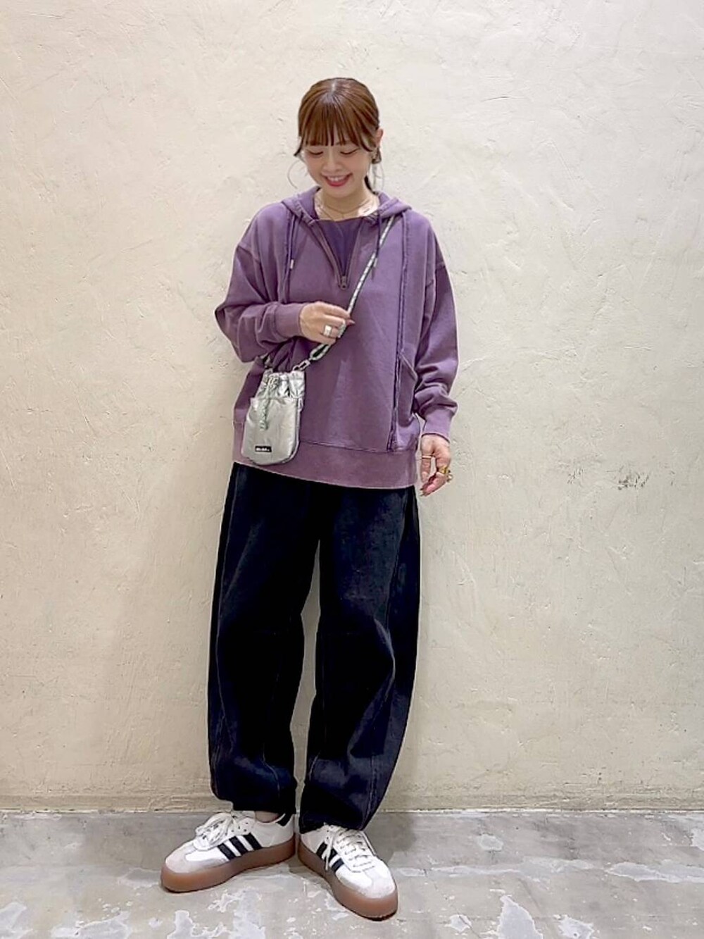 シルバー系のショルダーバッグ、ブラック系のその他パンツ、パープル系のパーカーを着用したレディースの秋コーディネートの7枚目の写真