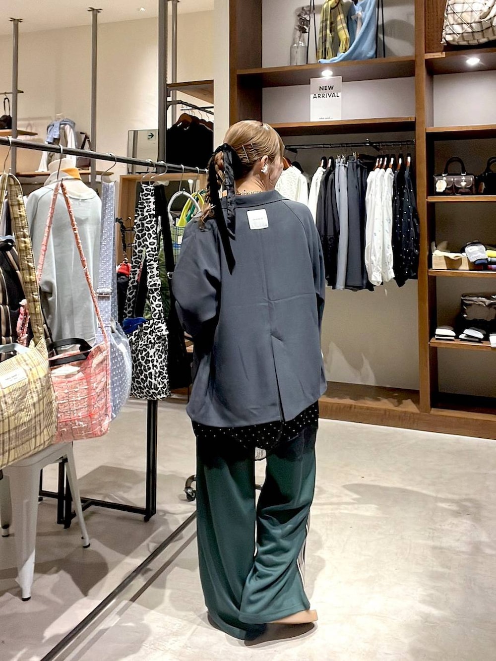 ホワイト系のTシャツ/カットソー、グリーン系のその他パンツ、グレー系のチュニックを着用したレディースの冬コーディネートの8枚目の写真