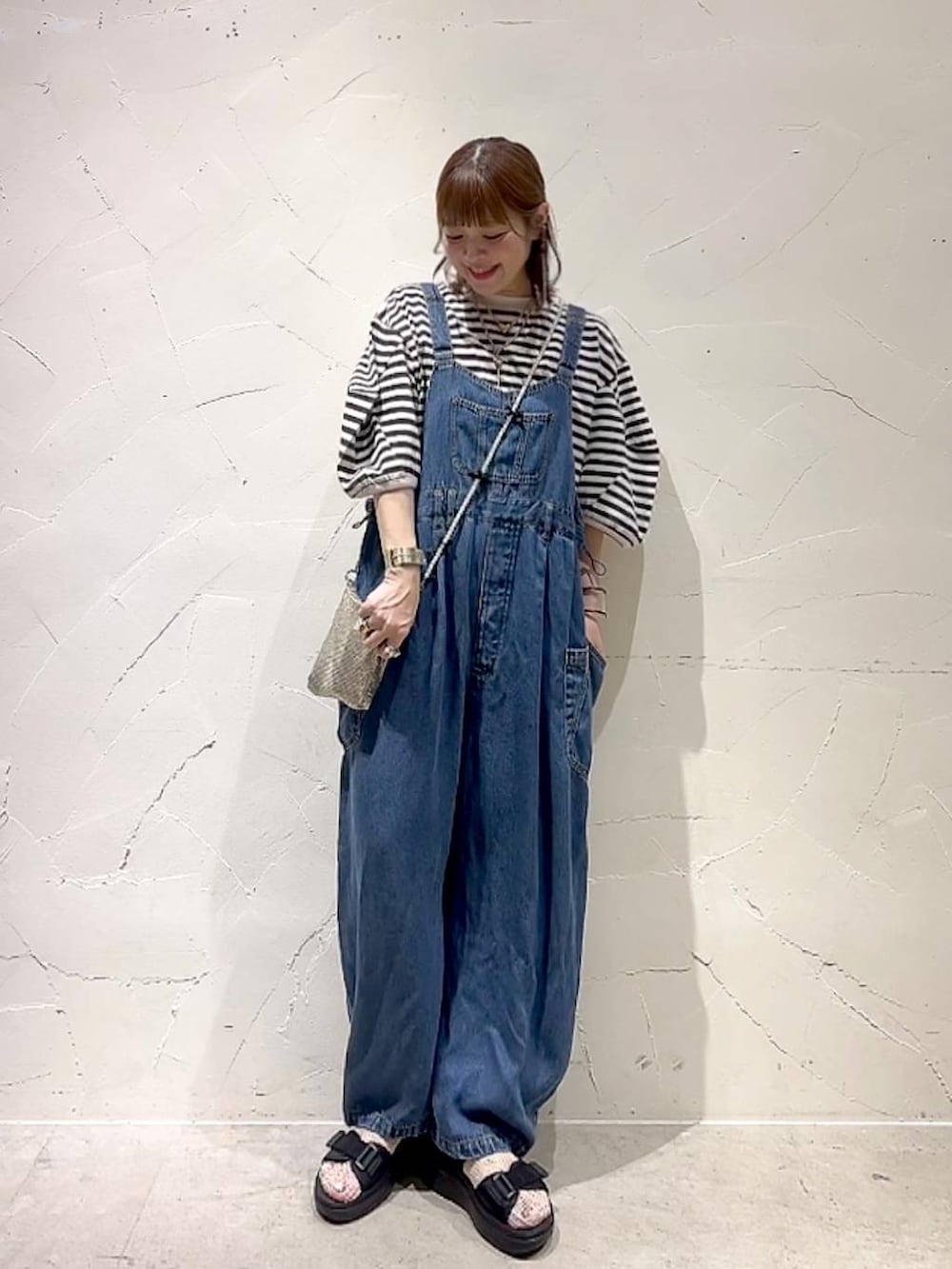 「着痩せ・細見え、体型カバー、ナチュラル、ママコーデ、niko and ...、淡色コーデ、Over40スタッフ、大人カジュアル、サロペット、Tシャツ、サンダル、春コーデ、夏コーデ、カジュアル」｜「Me%のメタルメッシュポーチショルダー　103417（ショルダーバッグ、ゴールド系）」を使った、みきてぃ24さん（レディース・158cm）の春コーディネートの9枚目の写真