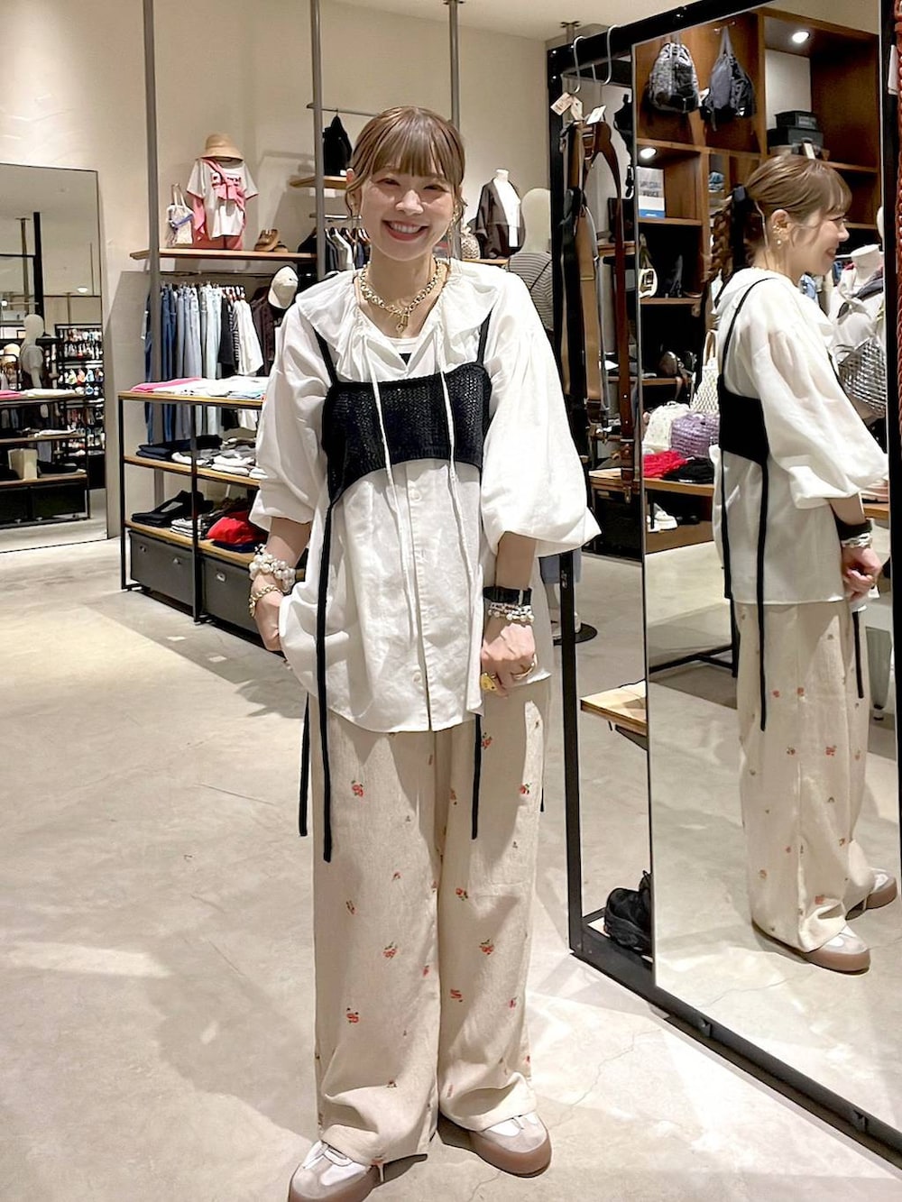 ホワイト系のシャツ/ブラウス、ベージュ系のその他パンツ、ブラック系のタンクトップを着用したレディースの春コーディネートの3枚目の写真