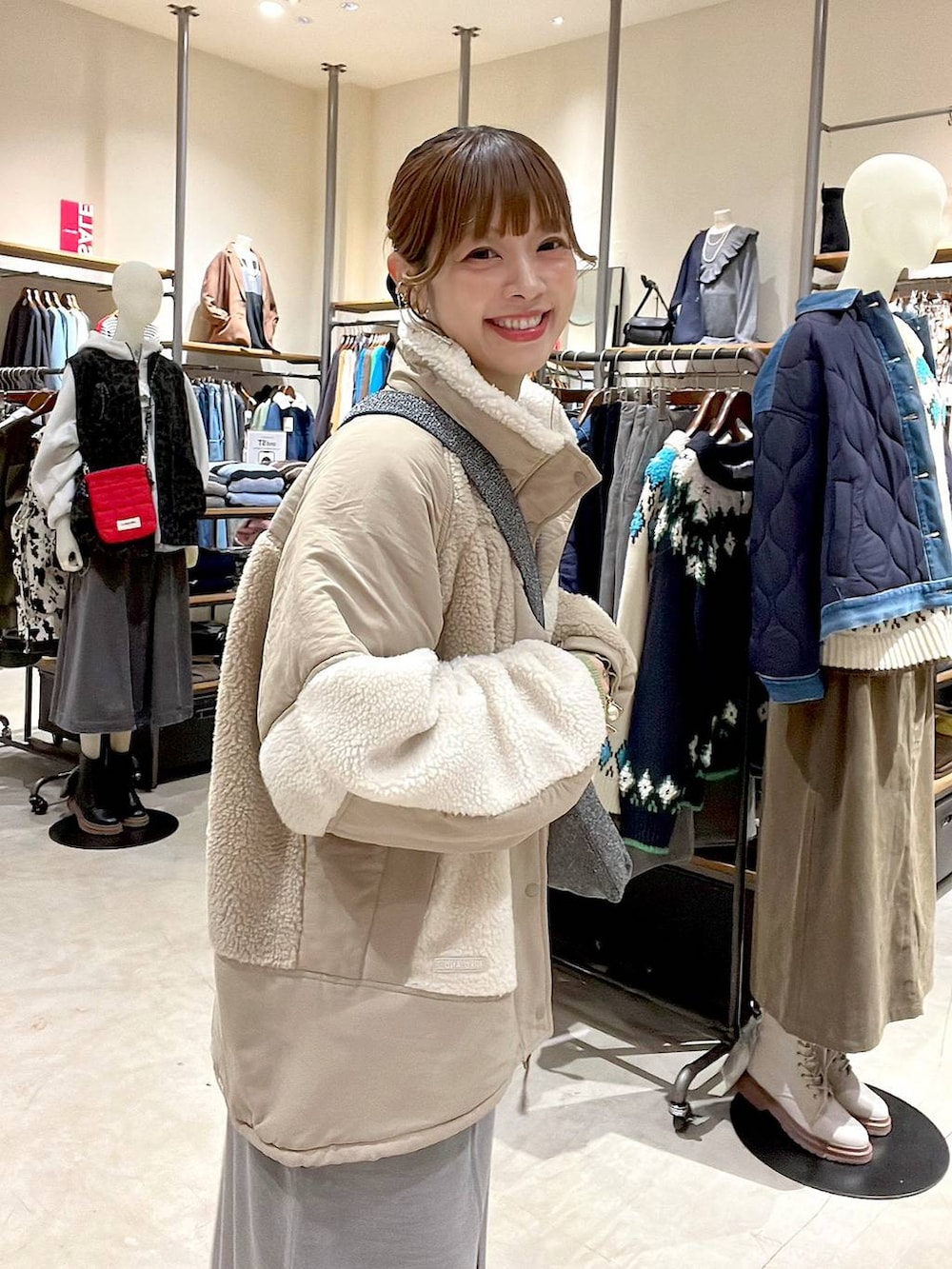 ベージュ系のその他アウター、ブラック系のその他パンツ、グレー系のワンピースを着用したレディースの冬コーディネートの7枚目の写真