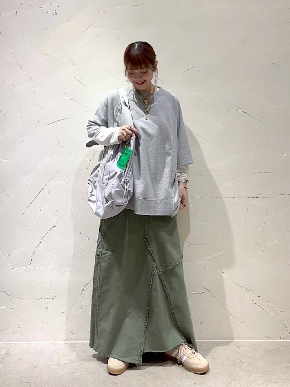 シルバー系のトートバッグ、ホワイト系のTシャツ/カットソー、グレー系のTシャツ/カットソーを着用したレディースの春コーディネートの8枚目の写真