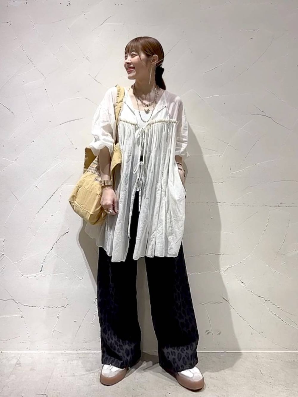 「着痩せ・細見え、体型カバー、大人カジュアル、ワンピース、ナチュラル、ママコーデ、春コーデ、夏コーデ、カジュアル、niko and ...、淡色コーデ、Over40スタッフ、パンツ、トートバッグ」｜「niko and...のオリジナルロゴ パッカブルトートバッグ（トートバッグ、イエロー系）」を使った、みきてぃ24さん（レディース・158cm）の春コーディネートの2枚目の写真