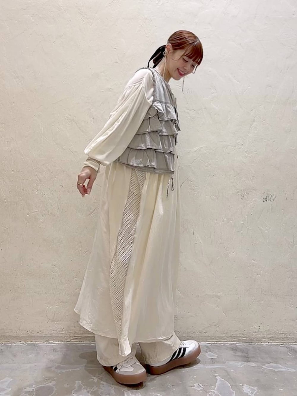 「パンツ、レイヤードスタイル、着痩せ・細見え、体型カバー、ナチュラル、ママコーデ、秋コーデ、冬コーデ、カジュアル、niko and ...、淡色コーデ、Over40スタッフ、大人カジュアル、ワンピース、ベスト」｜「niko and...のフリルティアードベスト（ベスト、グレー系）」を使った、みきてぃ24さん（骨格ウェーブ・レディース・158cm）の秋コーディネートの3枚目の写真