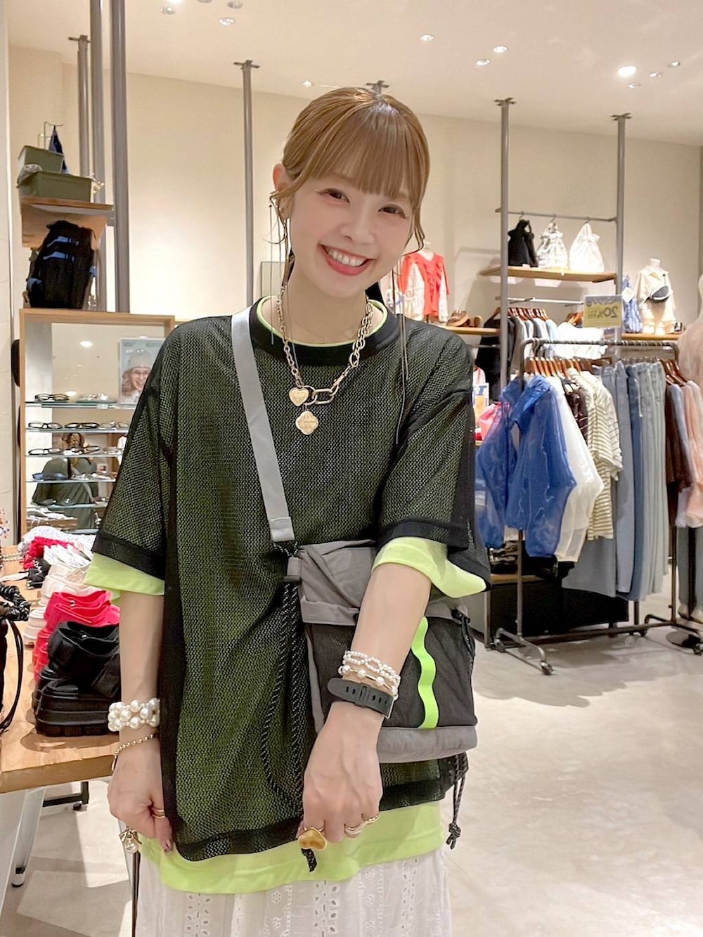 ホワイト系のスカート、ブラック系のTシャツ/カットソーを着用したレディースの春コーディネートの4枚目の写真