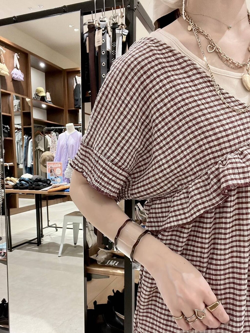 ベージュ系のトートバッグ、イエロー系のアナログ腕時計、ゴールド系のネックレスを着用したレディースの春コーディネートの7枚目の写真