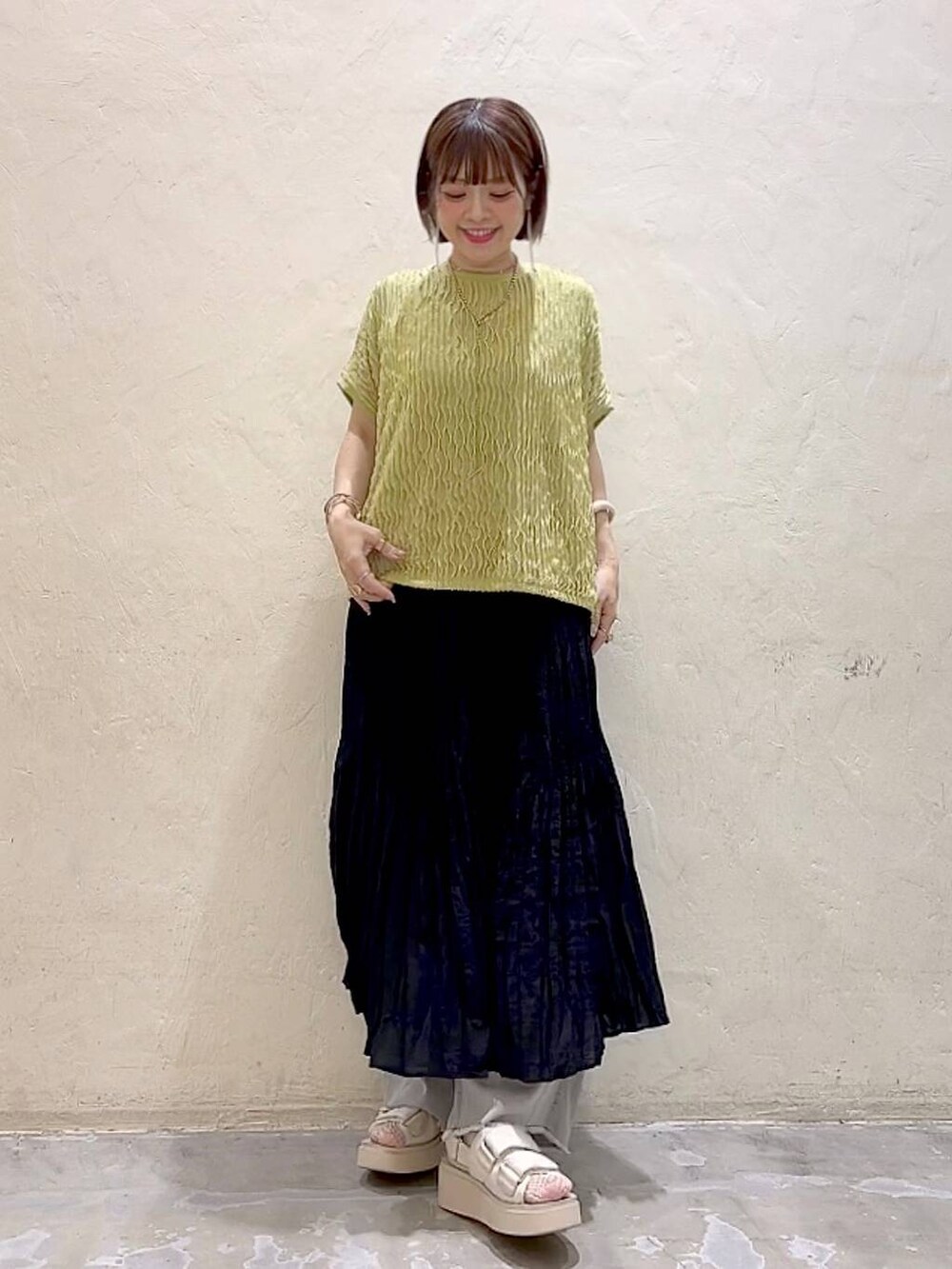 ホワイト系のサンダル、ブラック系のスカート、グレー系のデニムパンツを着用したレディースの夏コーディネートの2枚目の写真