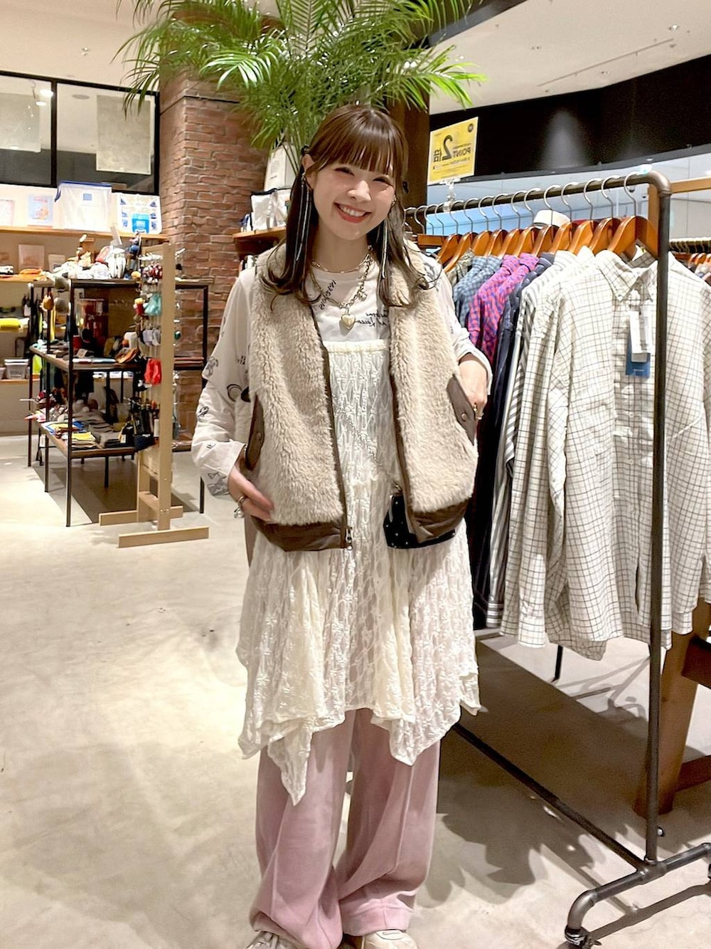 ベージュ系のワンピース、その他のTシャツ/カットソー、ブラウン系のベストを着用したレディースの秋コーディネートの6枚目の写真