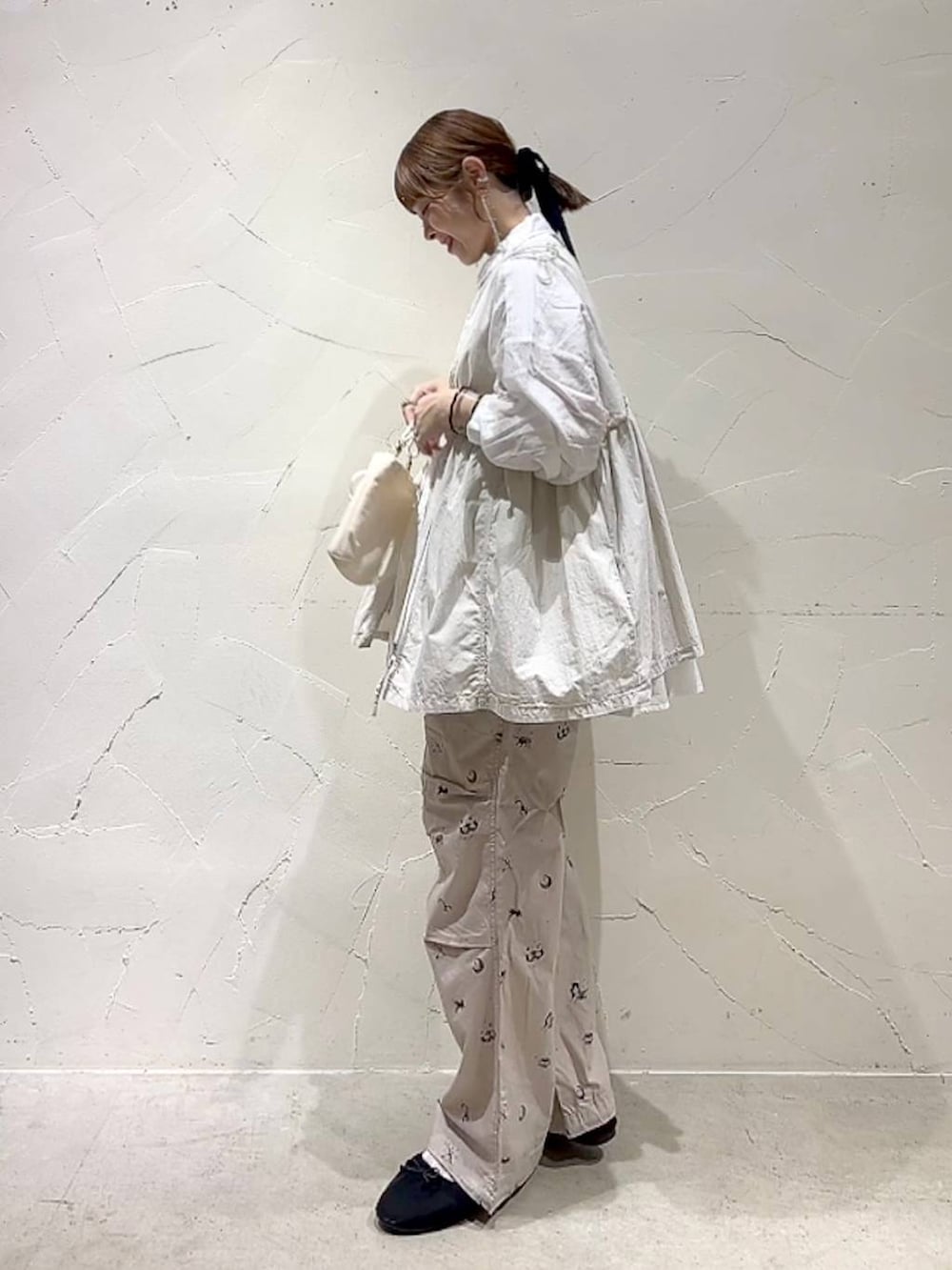 「着痩せ・細見え、体型カバー、ナチュラル、ママコーデ、春コーデ、夏コーデ、カジュアル、niko and ...、淡色コーデ、Over40スタッフ、大人カジュアル、シャツ、シャツスタイル、ブラウス、ベスト」｜「niko and...のオリジナル細コードショルダー巾着バッグN（ショルダーバッグ、ホワイト系）」を使った、みきてぃ24さん（レディース・158cm）の春コーディネートの6枚目の写真