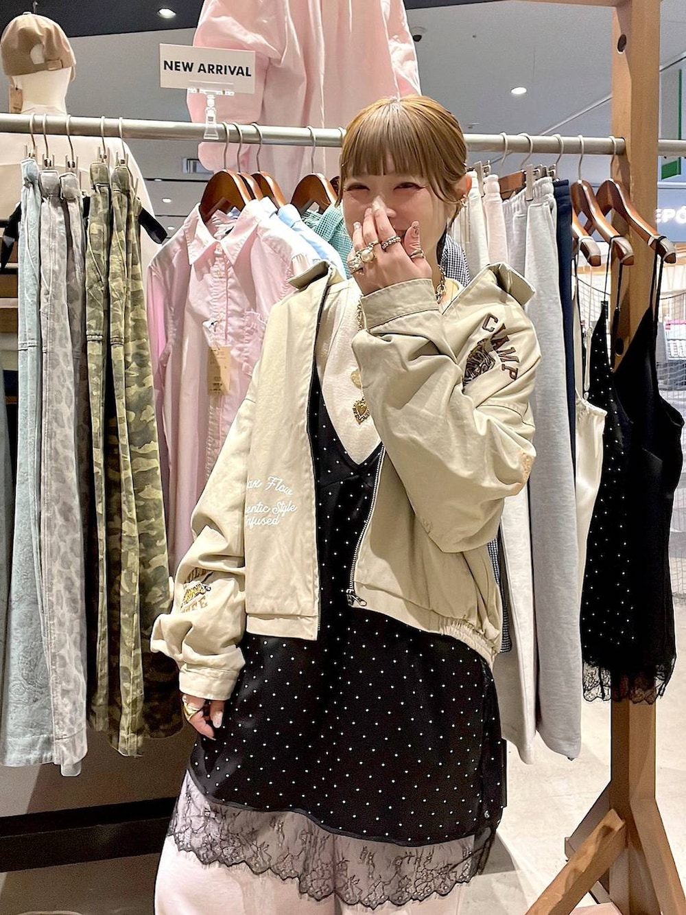 ピンク系のスウェットパンツ、ホワイト系のTシャツ/カットソー、グレー系のチュニックを着用したレディースの冬コーディネートの2枚目の写真