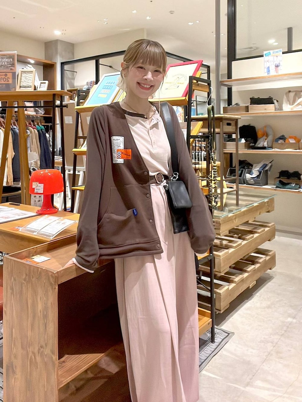 ピンク系のTシャツ/カットソー、ピンク系のスラックス、ブラウン系のベルトを着用したレディースの秋コーディネートの7枚目の写真