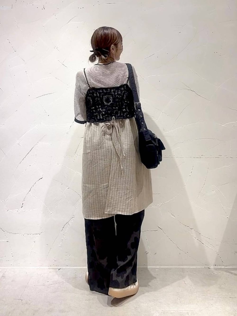 「着痩せ・細見え、体型カバー、ナチュラル、ママコーデ、春コーデ、夏コーデ、カジュアル、niko and ...、淡色コーデ、Over40スタッフ、大人カジュアル、キャミワンピース、パンツ、キャミソール、ショルダーバッグ」｜「niko and...のオリジナルマルチポケットショルダーバッグ（ショルダーバッグ、ブラック系）」を使った、みきてぃ24さん（レディース・158cm）の夏コーディネートの5枚目の写真