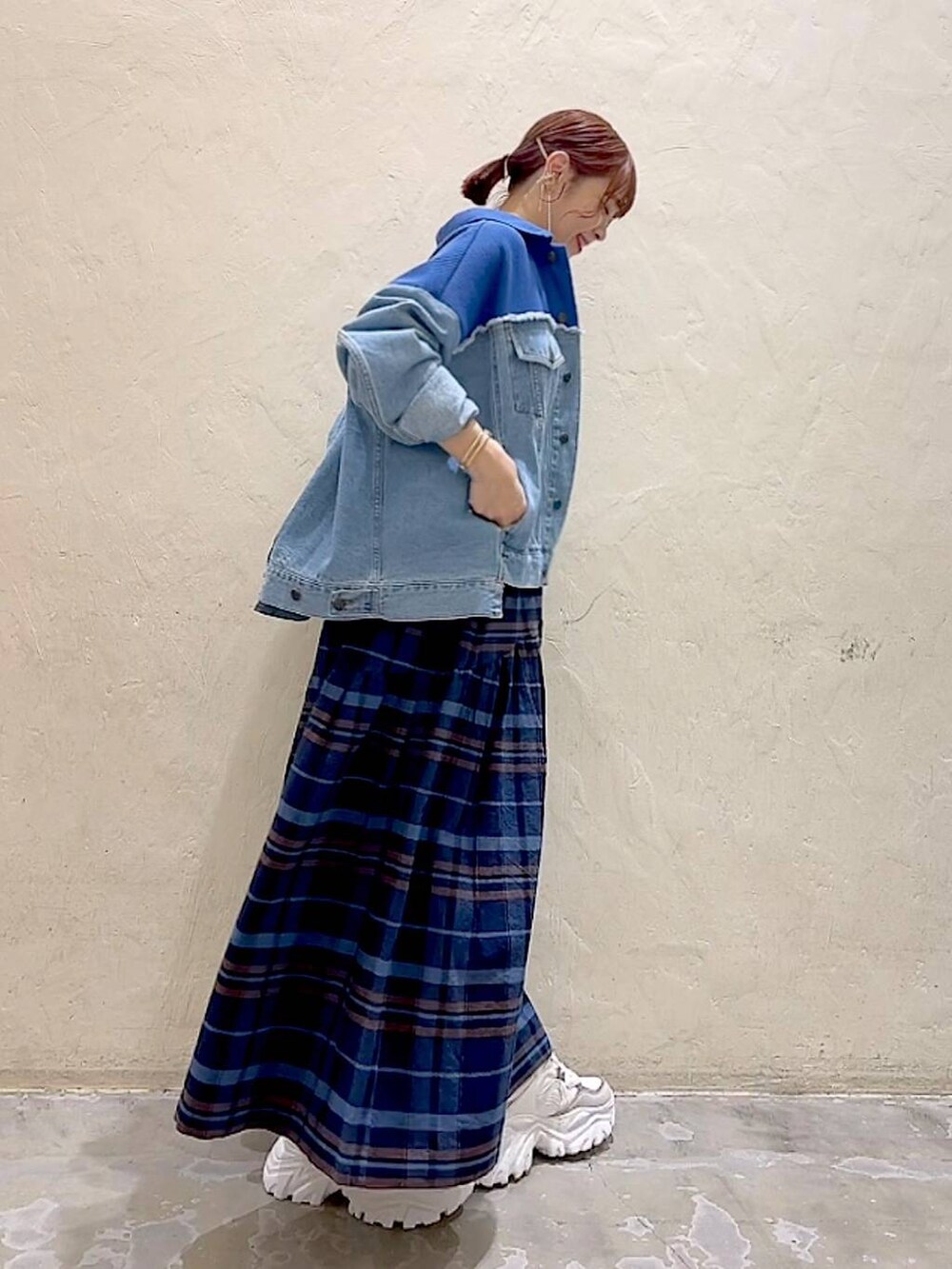 ブルー系のその他パンツ、ベージュ系のその他トップス、ブルー系のデニムジャケットを着用したレディースの秋コーディネートの3枚目の写真