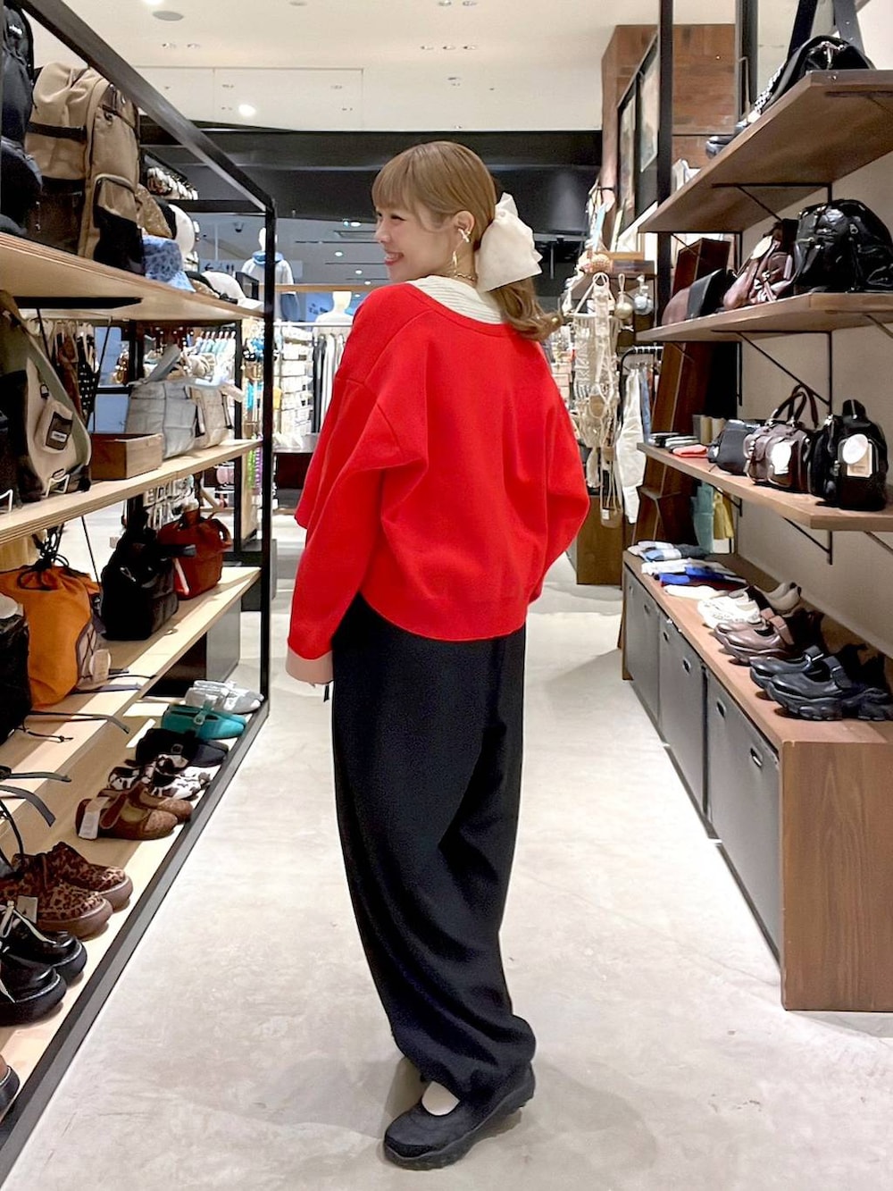 レッド系のカーディガン/ボレロ、ホワイト系のヘアゴムを着用したレディースの春コーディネートの4枚目の写真