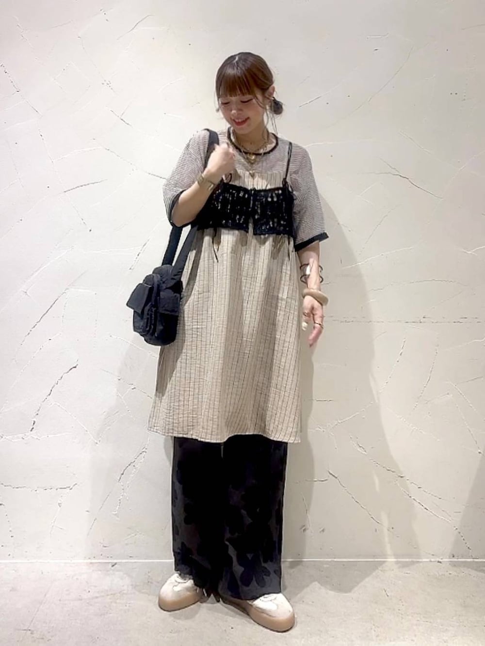 「着痩せ・細見え、体型カバー、ナチュラル、ママコーデ、春コーデ、夏コーデ、カジュアル、niko and ...、淡色コーデ、Over40スタッフ、大人カジュアル、キャミワンピース、パンツ、キャミソール、ショルダーバッグ」｜「niko and...のオリジナルマルチポケットショルダーバッグ（ショルダーバッグ、ブラック系）」を使った、みきてぃ24さん（レディース・158cm）の夏コーディネートの8枚目の写真