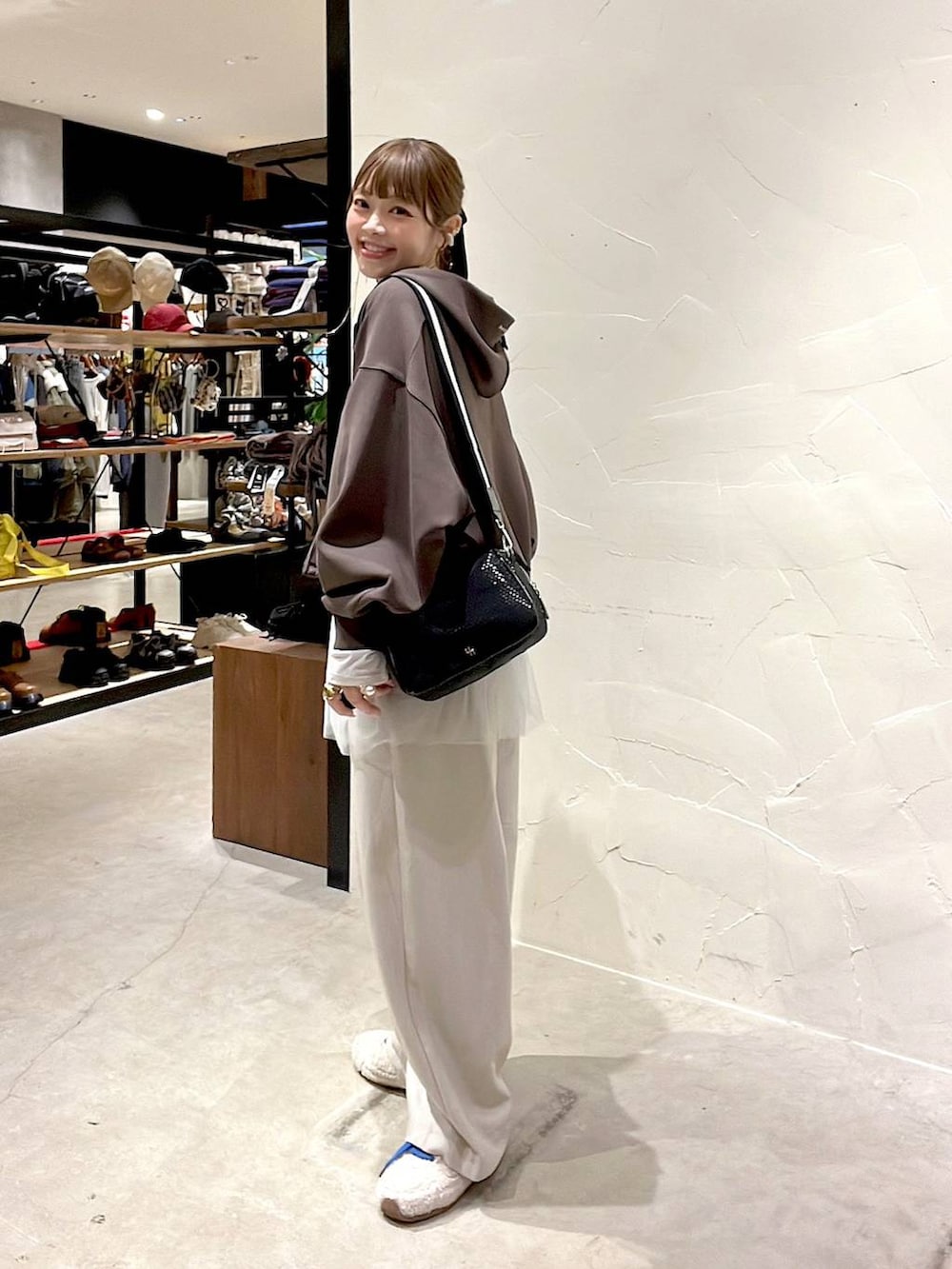 ブラック系のショルダーバッグ、ベージュ系のスニーカー、ベージュ系のその他パンツを着用したレディースの冬コーディネートの4枚目の写真