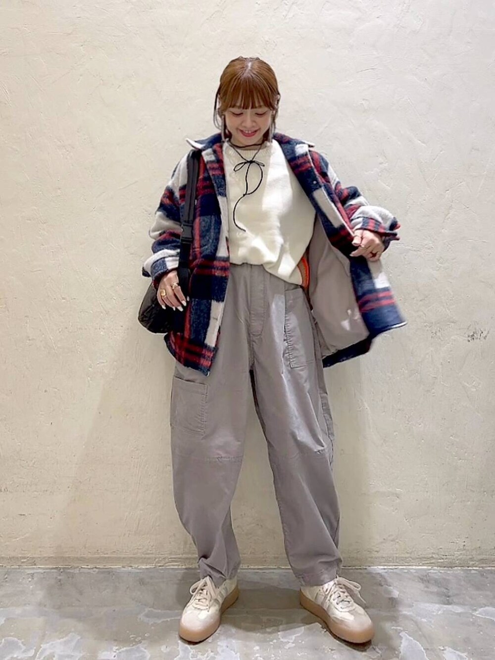 ベージュ系のニット/セーター、ベージュ系のブルゾン、グレー系のその他パンツを着用したレディースの冬コーディネートの2枚目の写真