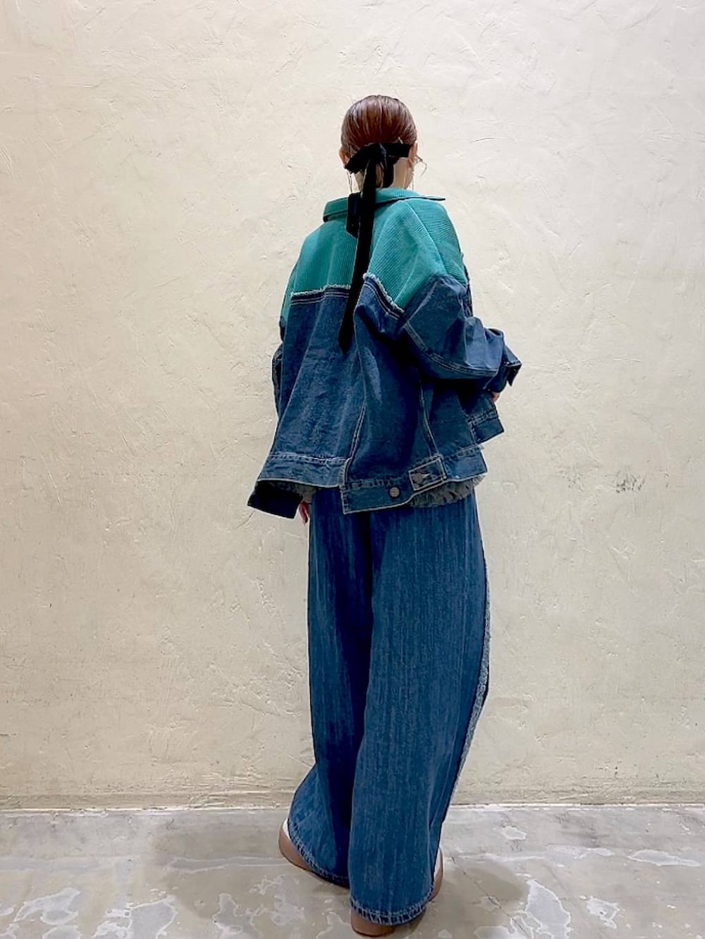 ベージュ系のその他トップス、ブルー系のデニムパンツ、ブルー系のデニムジャケットを着用したレディースの夏コーディネートの4枚目の写真